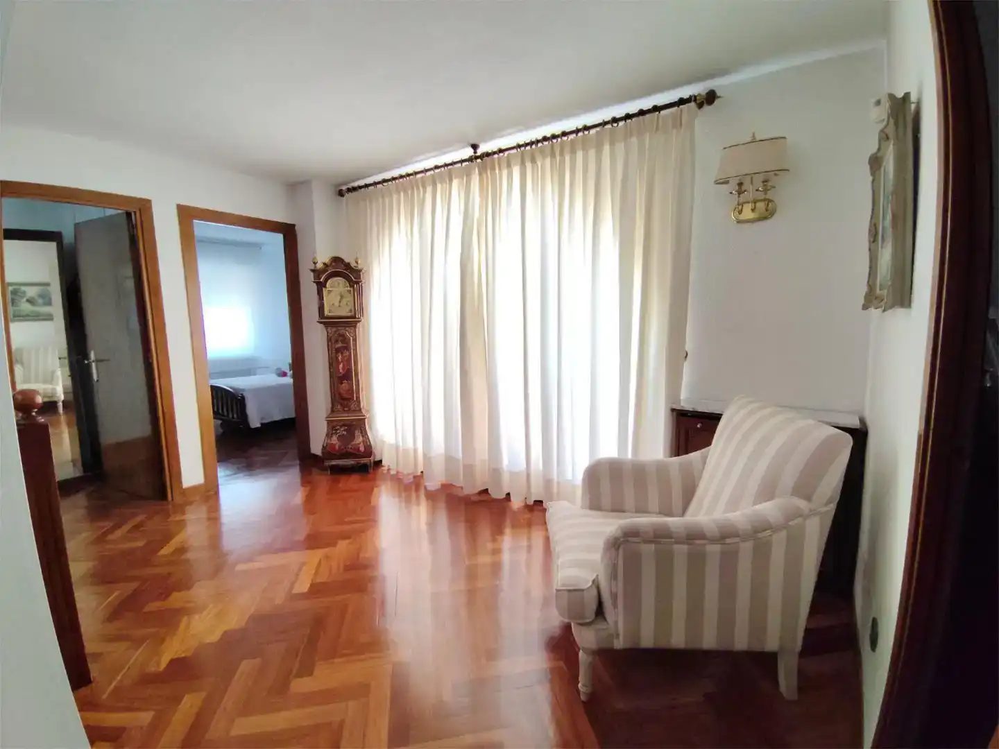 Sala d'estar de Casa o xalet en venda en Pozuelo de Alarcón amb Piscina