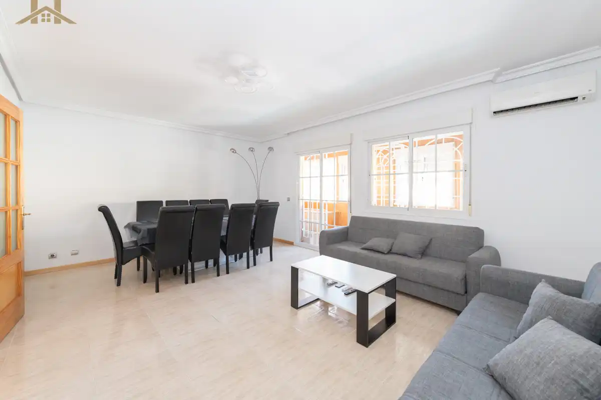 Sala de estar de Casa adosada en venta en Loeches con Aire acondicionado, Calefacción y Jardín privado