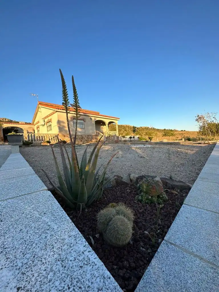 Vista exterior de Casa o xalet en venda en Magacela amb Jardí privat, Terrassa i Piscina