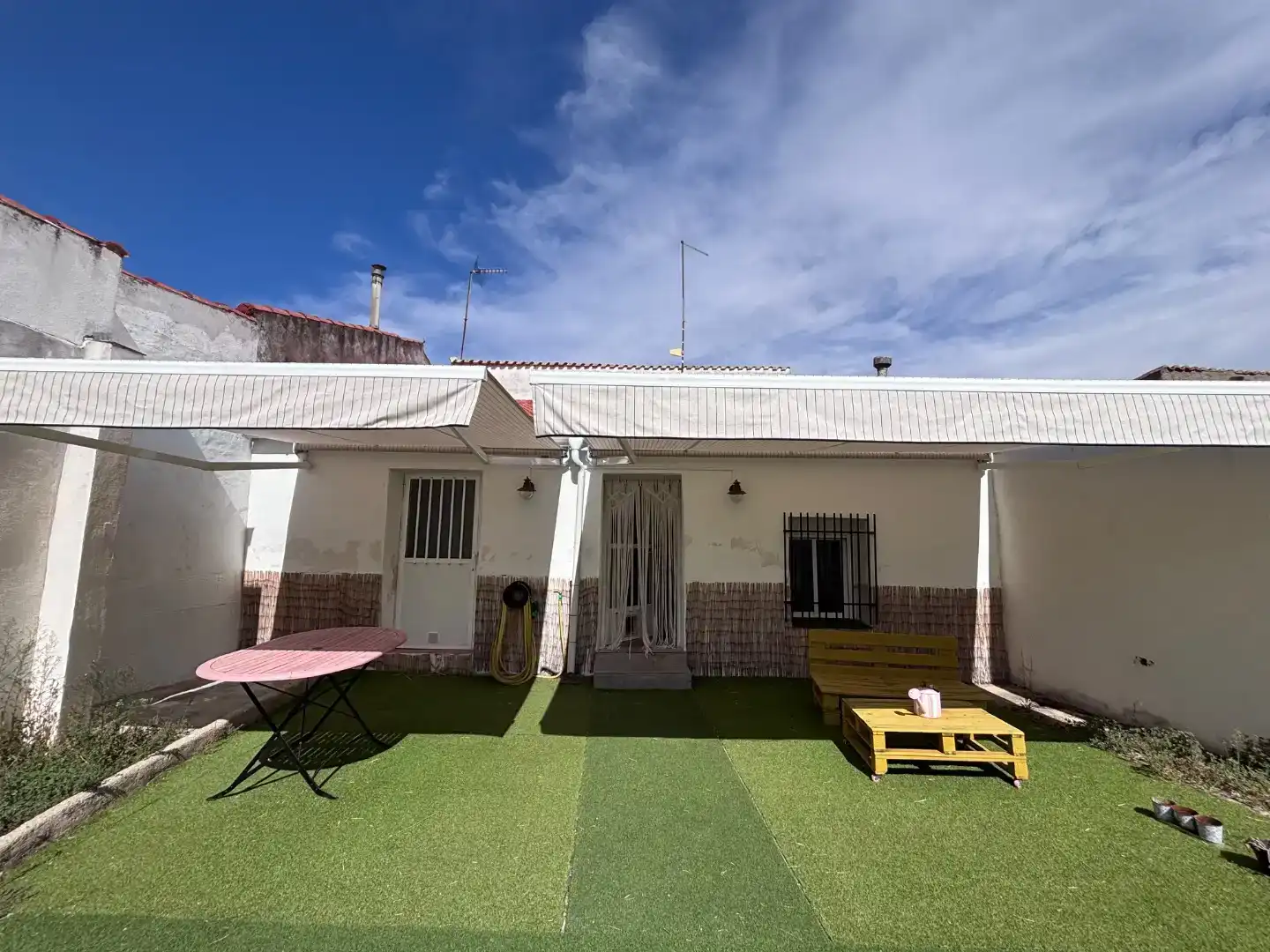 Vista exterior de Casa adosada en venda en Arroyo de la Luz amb Aire condicionat, Jardí privat i Traster