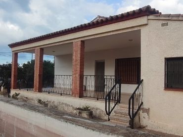 House with pool for sale in Calle Pico Aneto