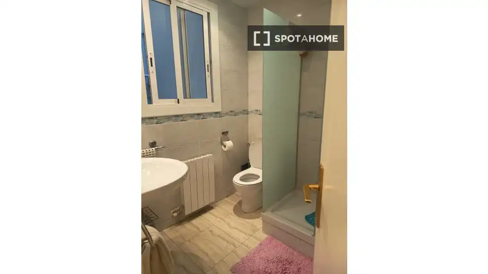 Baño de Piso para compartir en Barcelona con Aire acondicionado, Calefacción y Amueblado