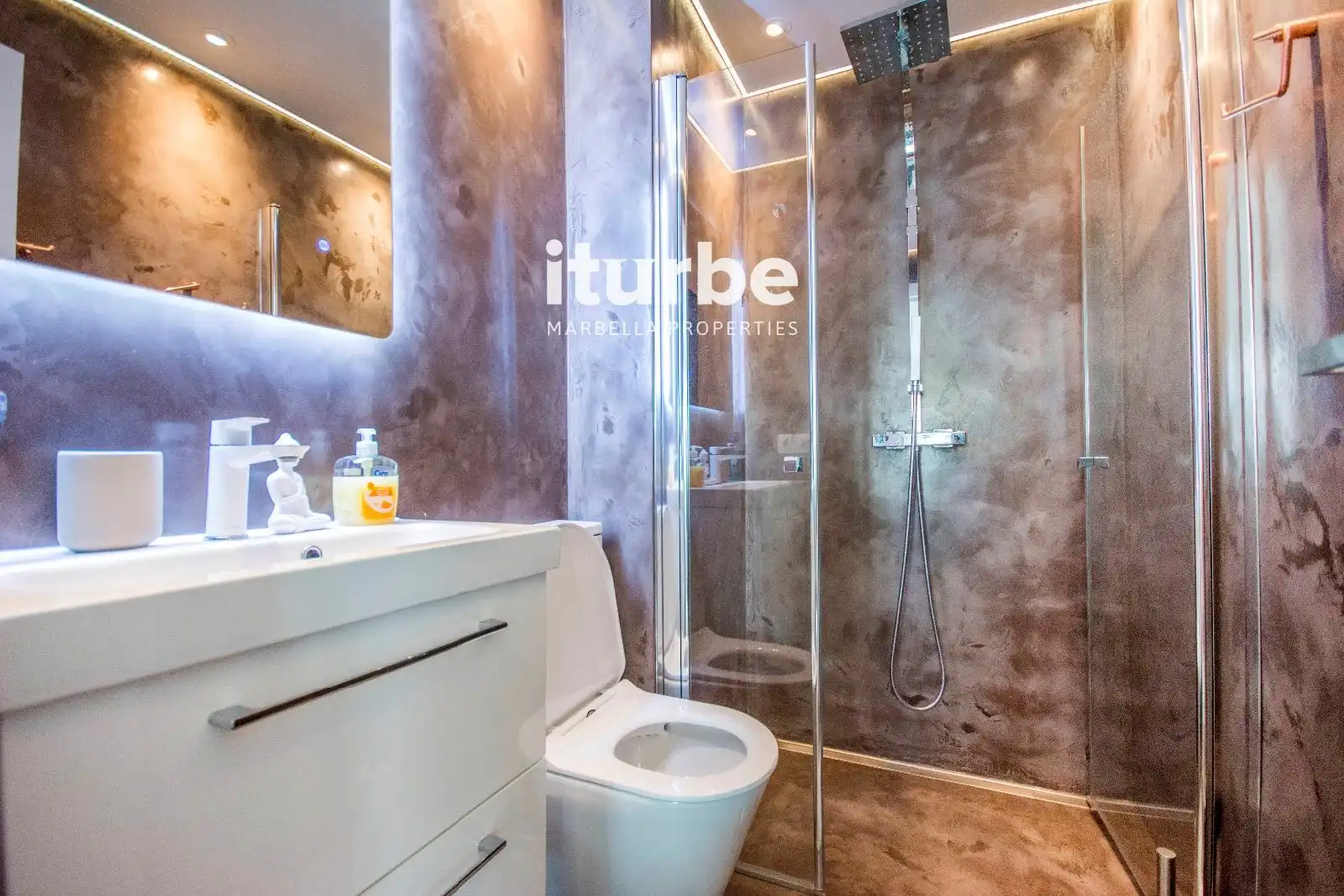 Baño de Piso en venta en Marbella con Terraza, Piscina y Amueblado
