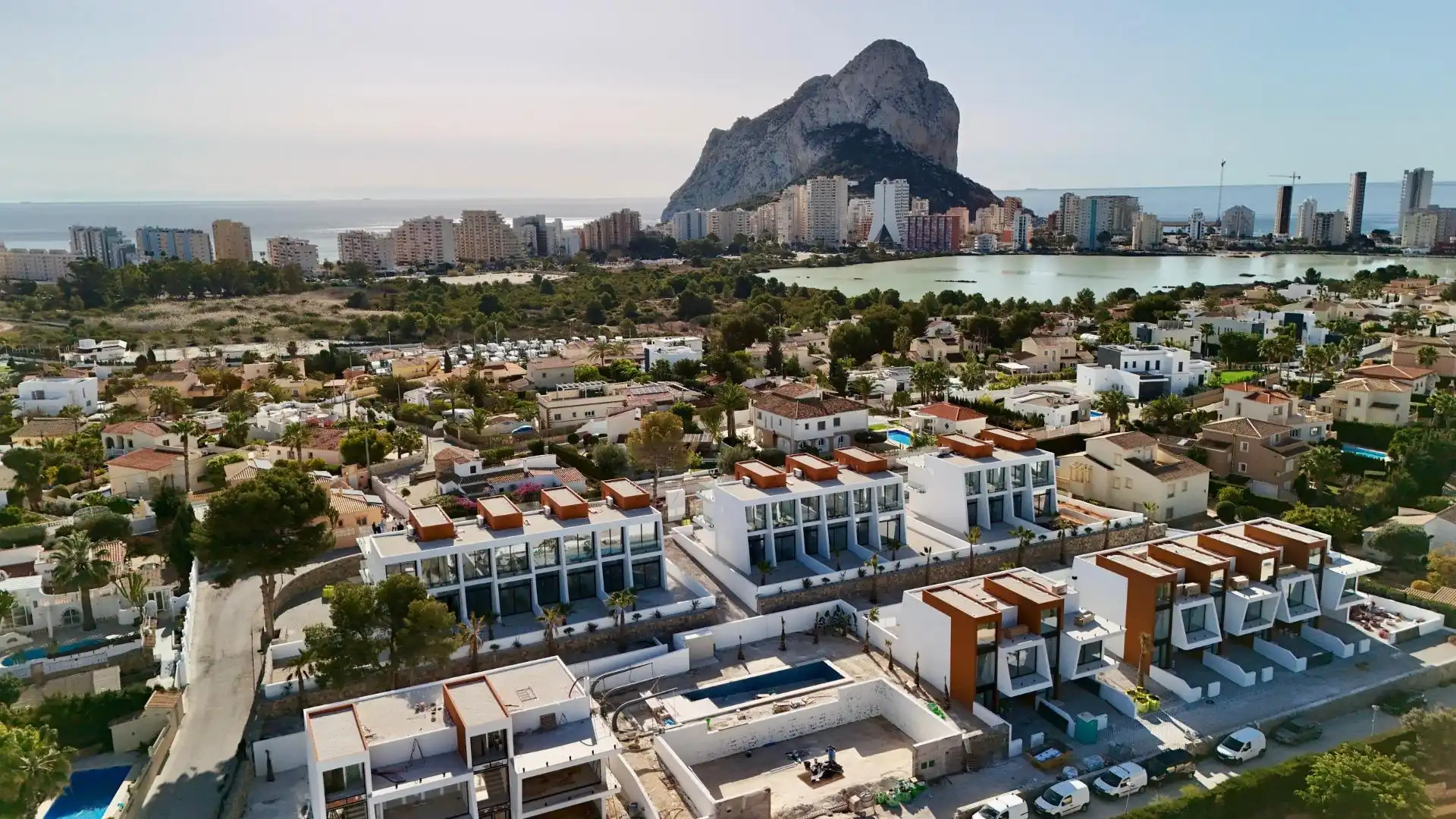 Vista exterior de Casa adosada en venda en Calpe / Calp amb Aire condicionat, Calefacció i Jardí privat
