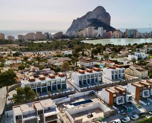 Vista exterior de Casa adosada en venda en Calpe / Calp amb Aire condicionat, Calefacció i Jardí privat