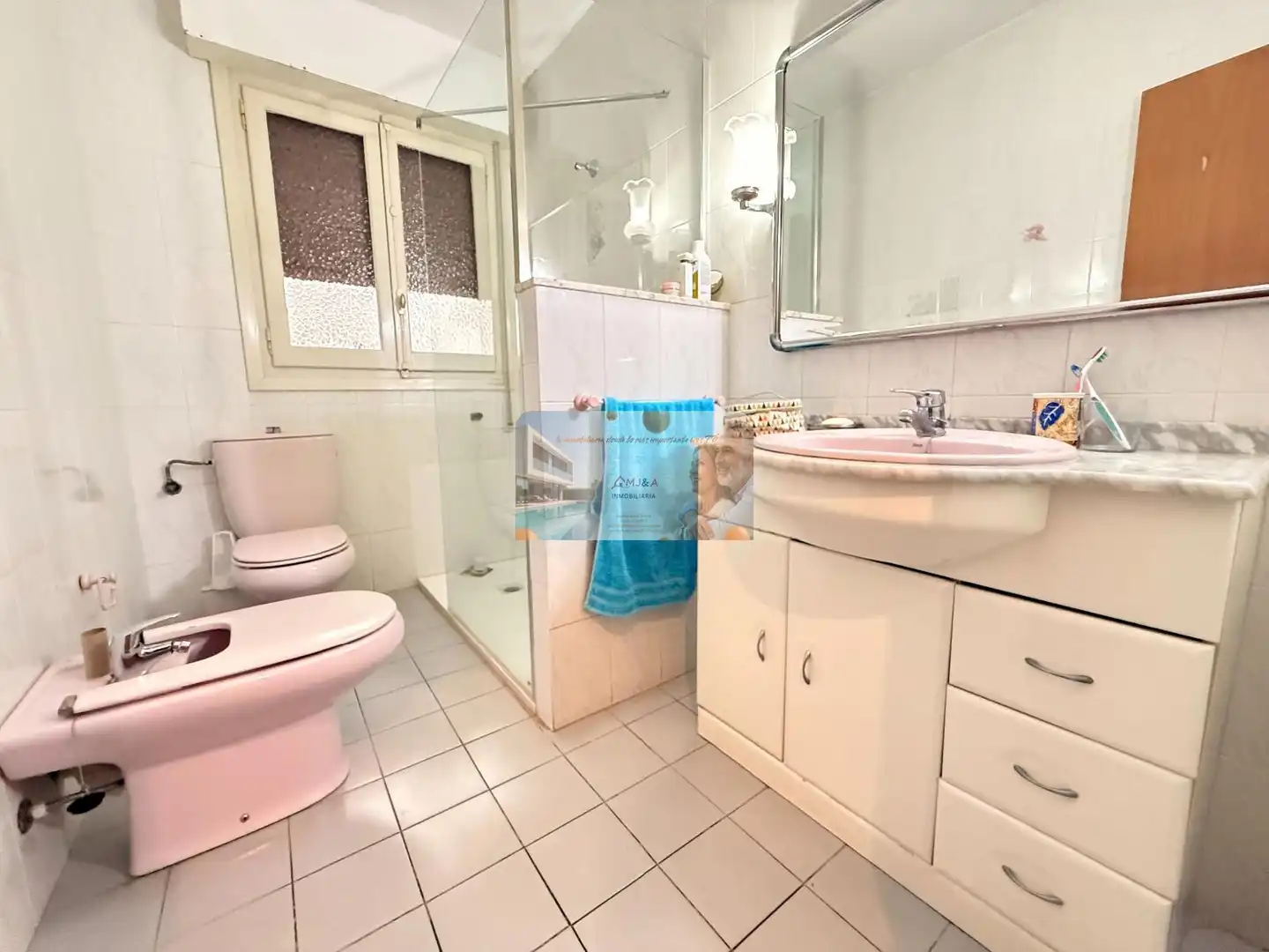 Baño de Piso en venta en Castellón de la Plana / Castelló de la Plana con Amueblado, Horno y Lavadora