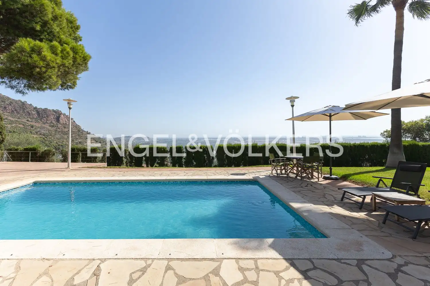 Piscina de Casa o xalet en venda en Sagunto / Sagunt amb Aire condicionat, Calefacció i Jardí privat