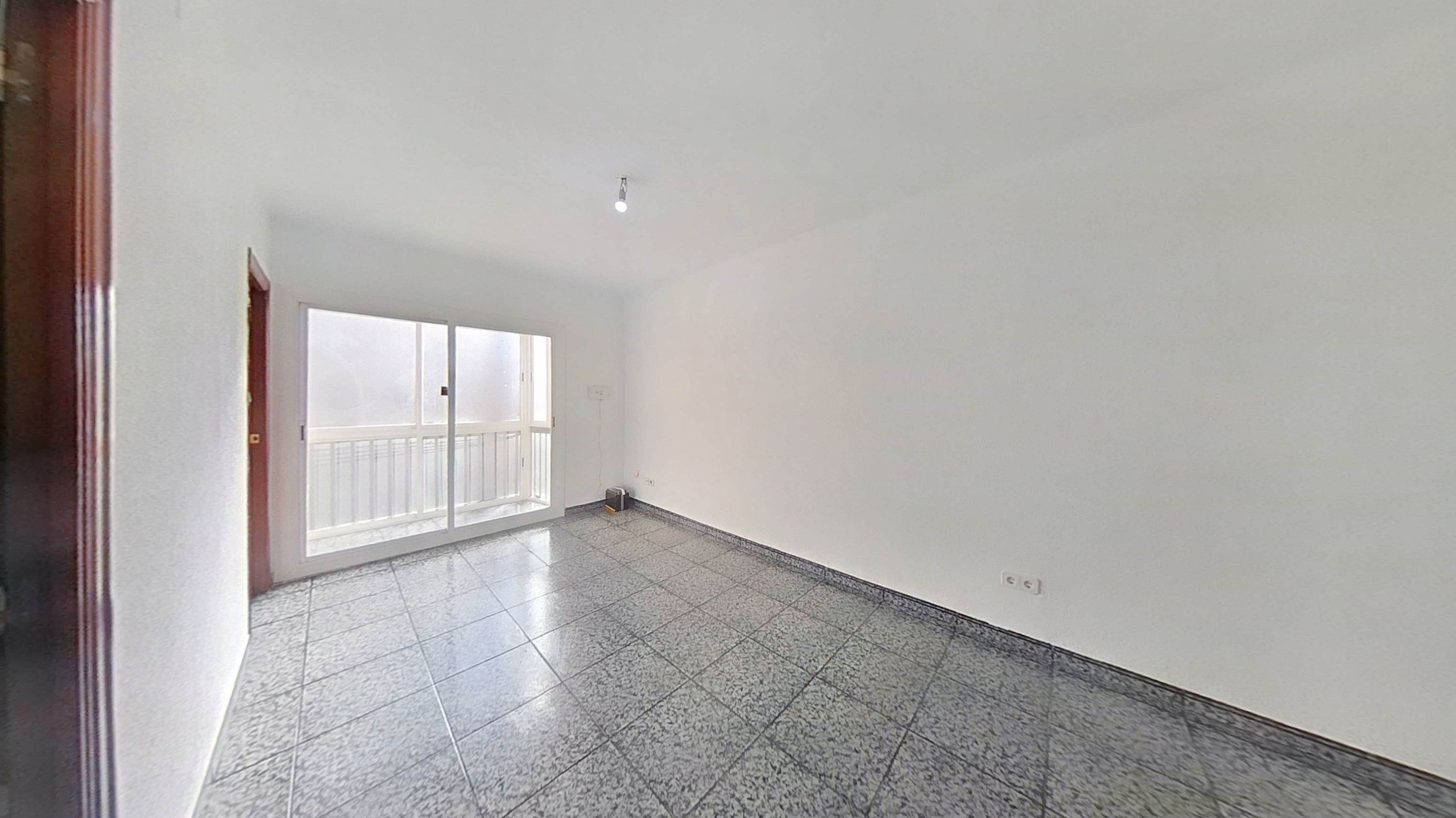 Exterior view of Flat for sale in L'Hospitalet de Llobregat  with Heating, Terrace and Oven