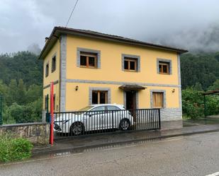 Vista exterior de Casa o xalet en venda en Belmonte de Miranda amb Terrassa