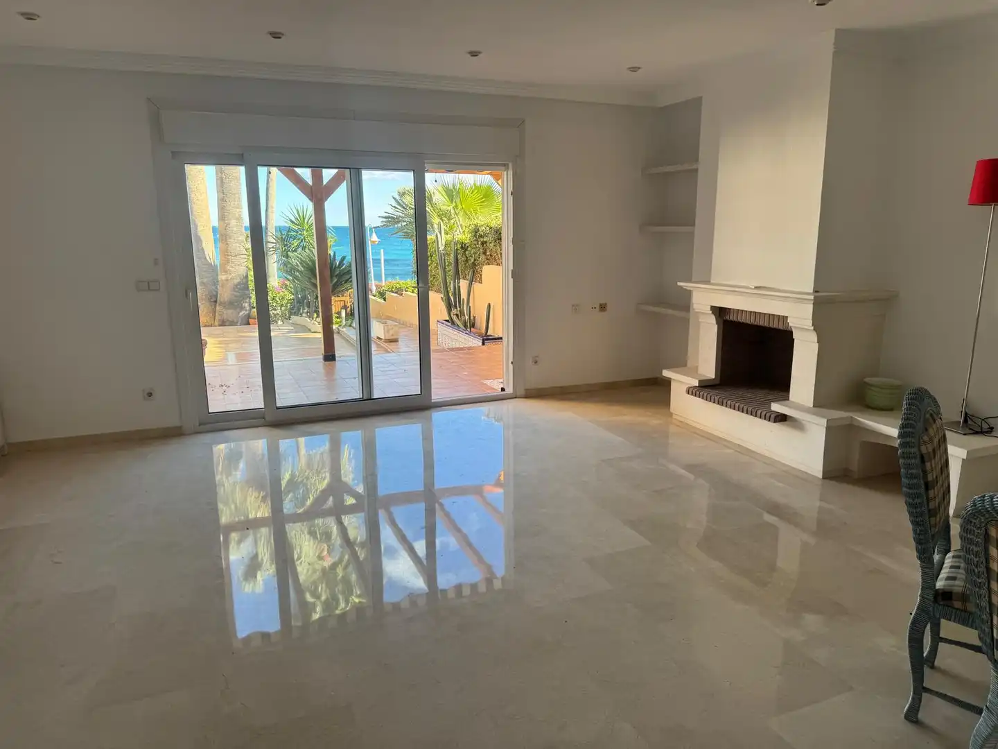 Sala d'estar de Casa adosada en venda en El Campello amb Jardí privat i Terrassa