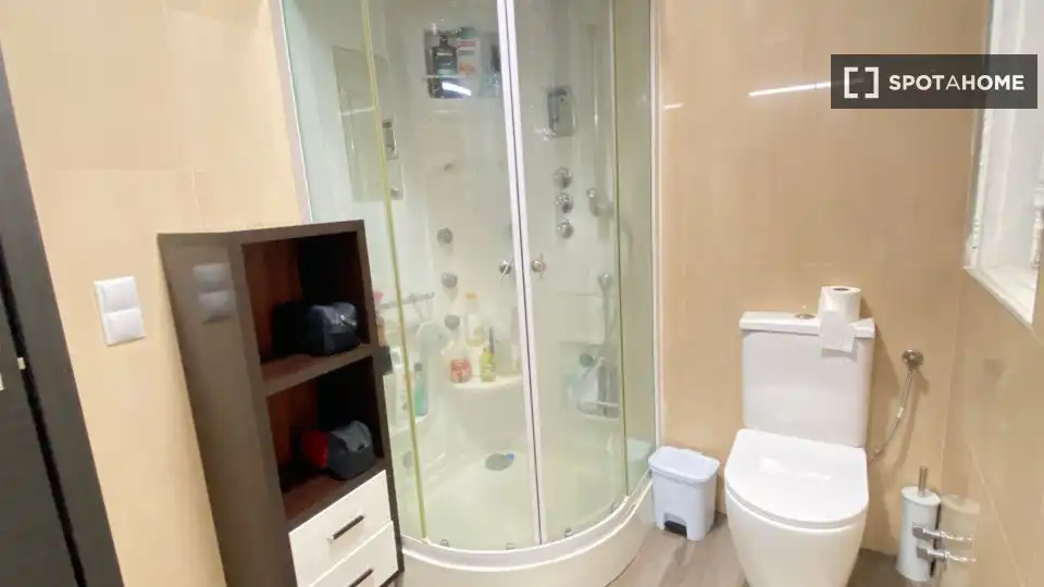 Bathroom of Flat for rent in Madrid  with Air Conditioner, Heating and Furnished