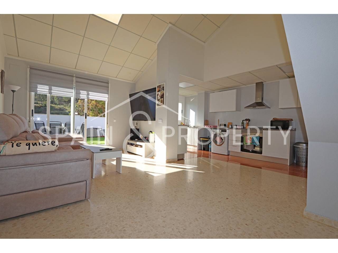 Wohnzimmer von Dachboden zum verkauf in Montroy mit Klimaanlage, Heizung und Terrasse