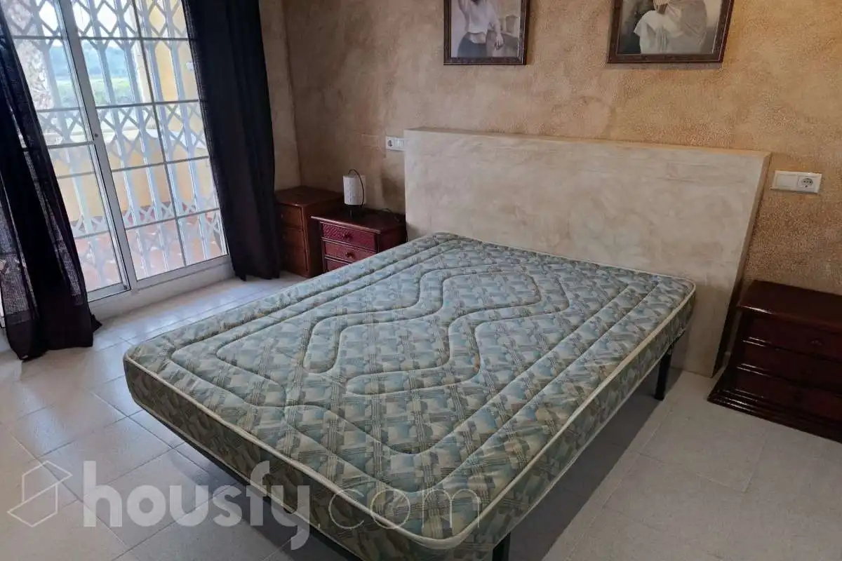 Dormitori de Casa adosada de lloguer en Torrevieja amb Aire condicionat, Terrassa i Traster