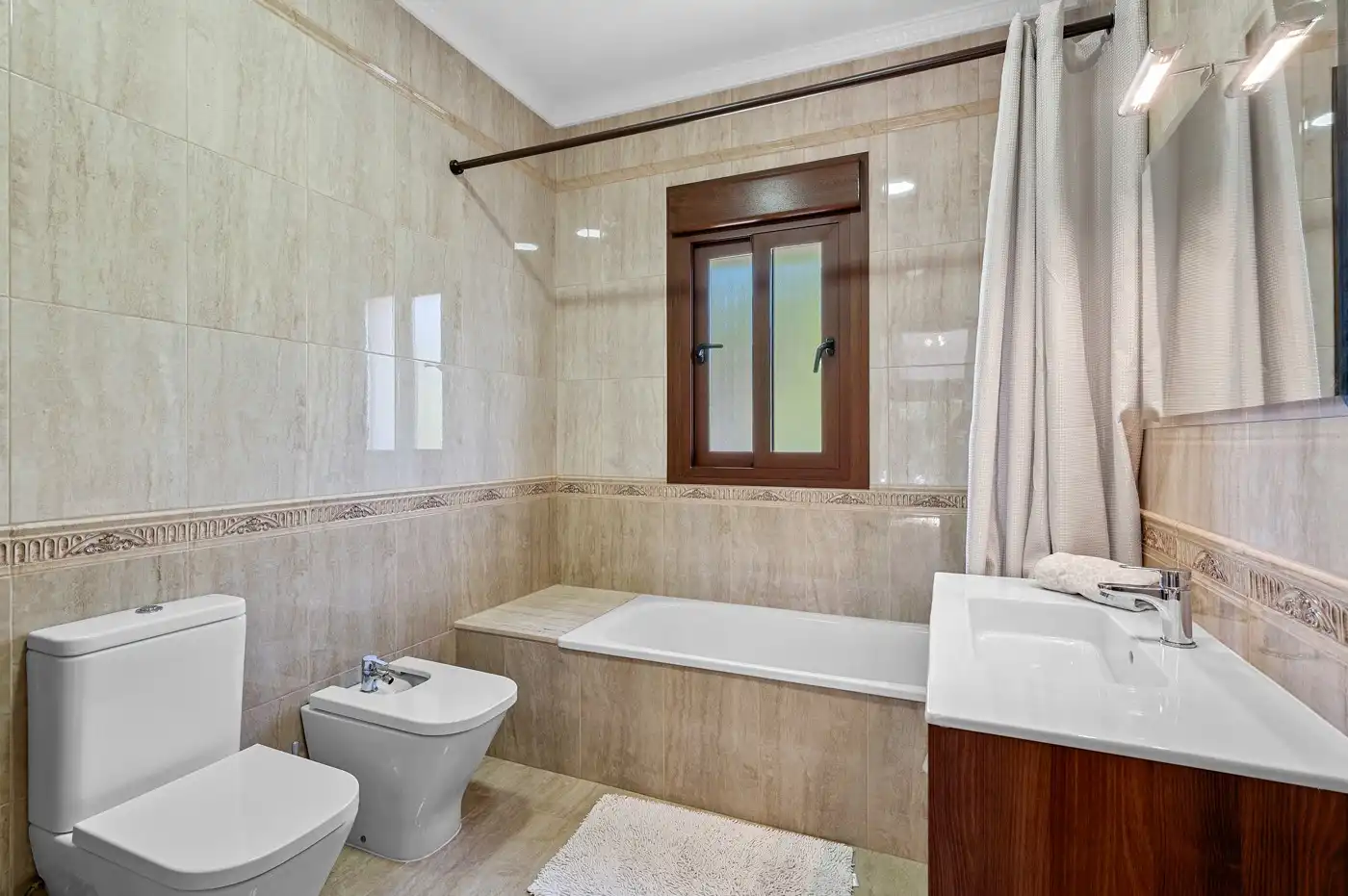 Bany de Finca rústica en venda en Orihuela amb Aire condicionat, Jardí privat i Terrassa