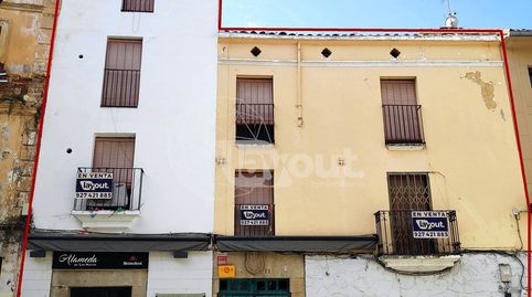 Edificio singular para reformar en el corazón de Plasencia. Con 437m construidos, 8 dormitorios, 4 baños y dos locales comerciales