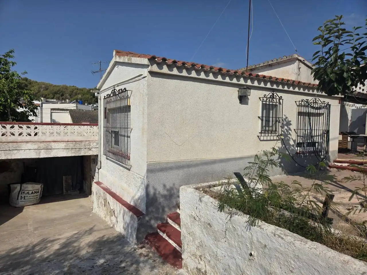 Vista exterior de Casa o xalet en venda en Cunit amb Jardí privat i Terrassa