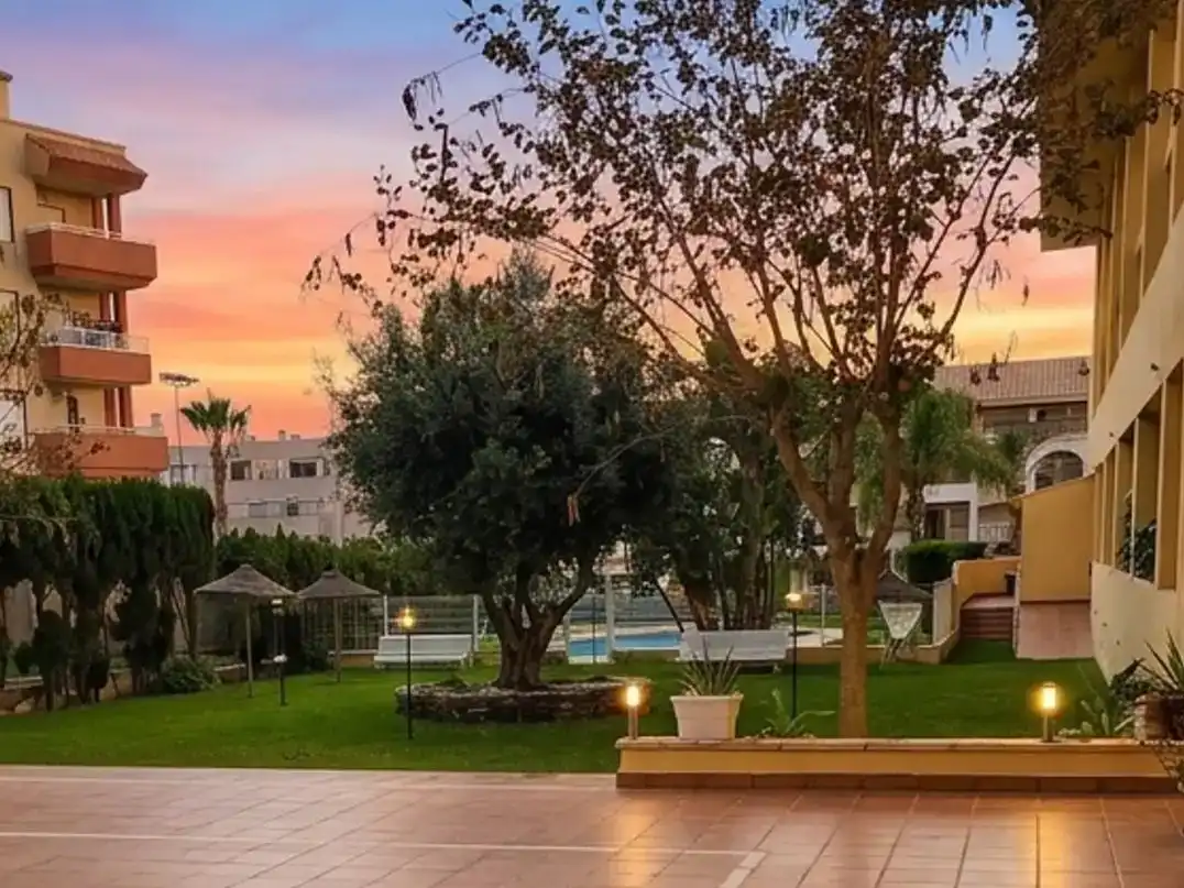 Vista exterior de Planta baixa en venda en Roquetas de Mar amb Aire condicionat i Piscina