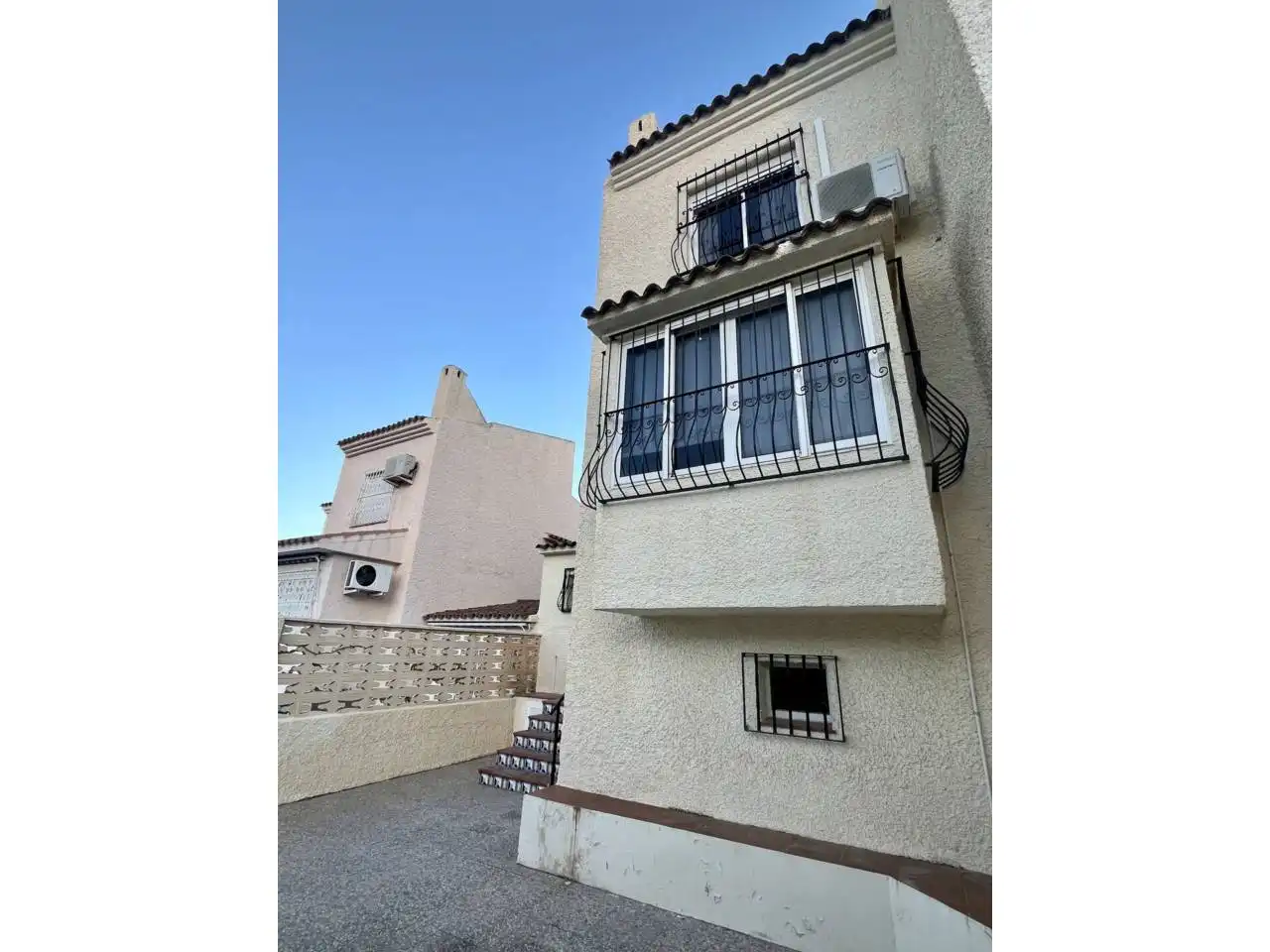 Vista exterior de Casa o xalet de lloguer en El Campello amb Aire condicionat, Terrassa i Moblat