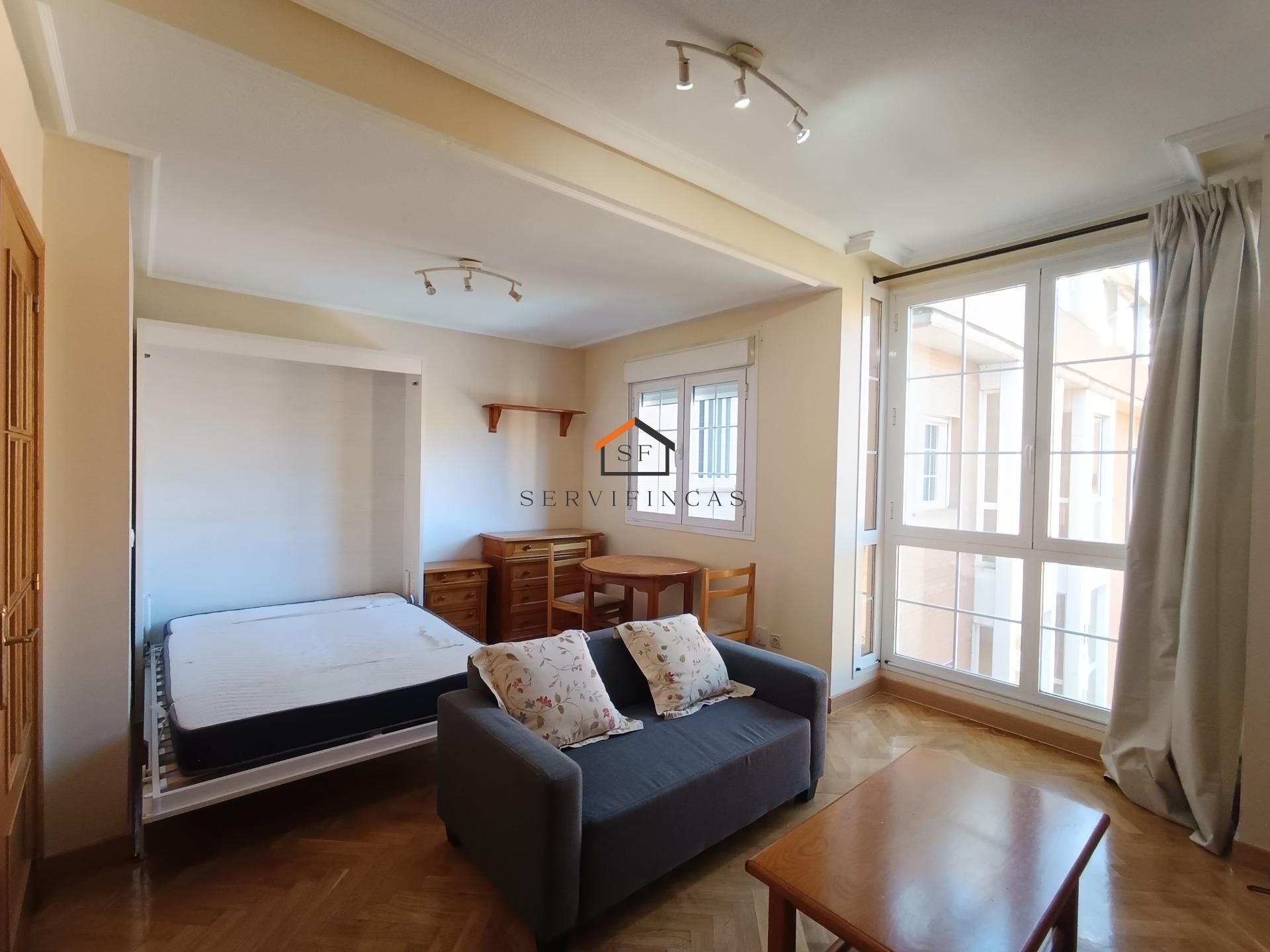 Sala de estar de Piso de alquiler en  Madrid Capital con Parquet, Amueblado y Piscina comunitaria