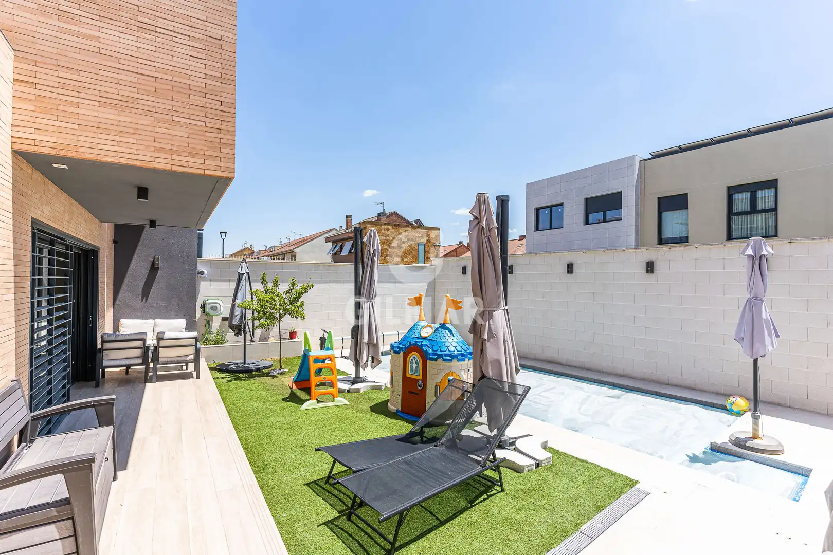 Terrassa de Casa o xalet en venda en Parla amb Calefacció, Jardí privat i Piscina
