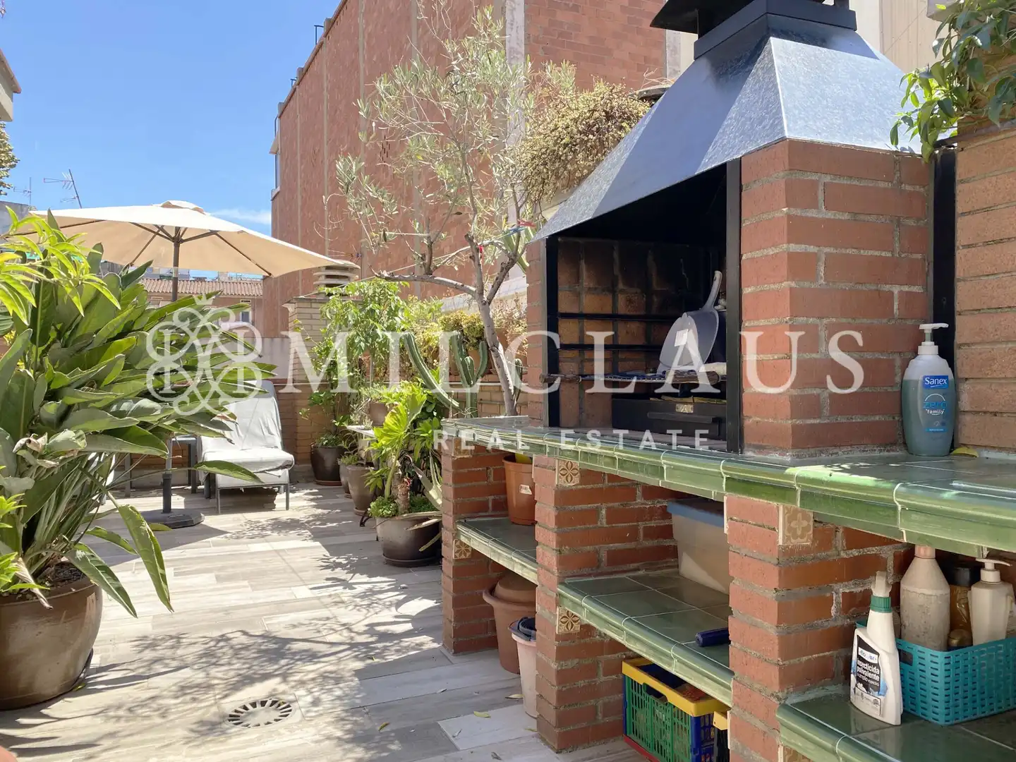 Terrasse von Einfamilien-Reihenhaus zum Verkauf in L'Hospitalet de Llobregat mit Klimaanlage, Heizung und Parkett