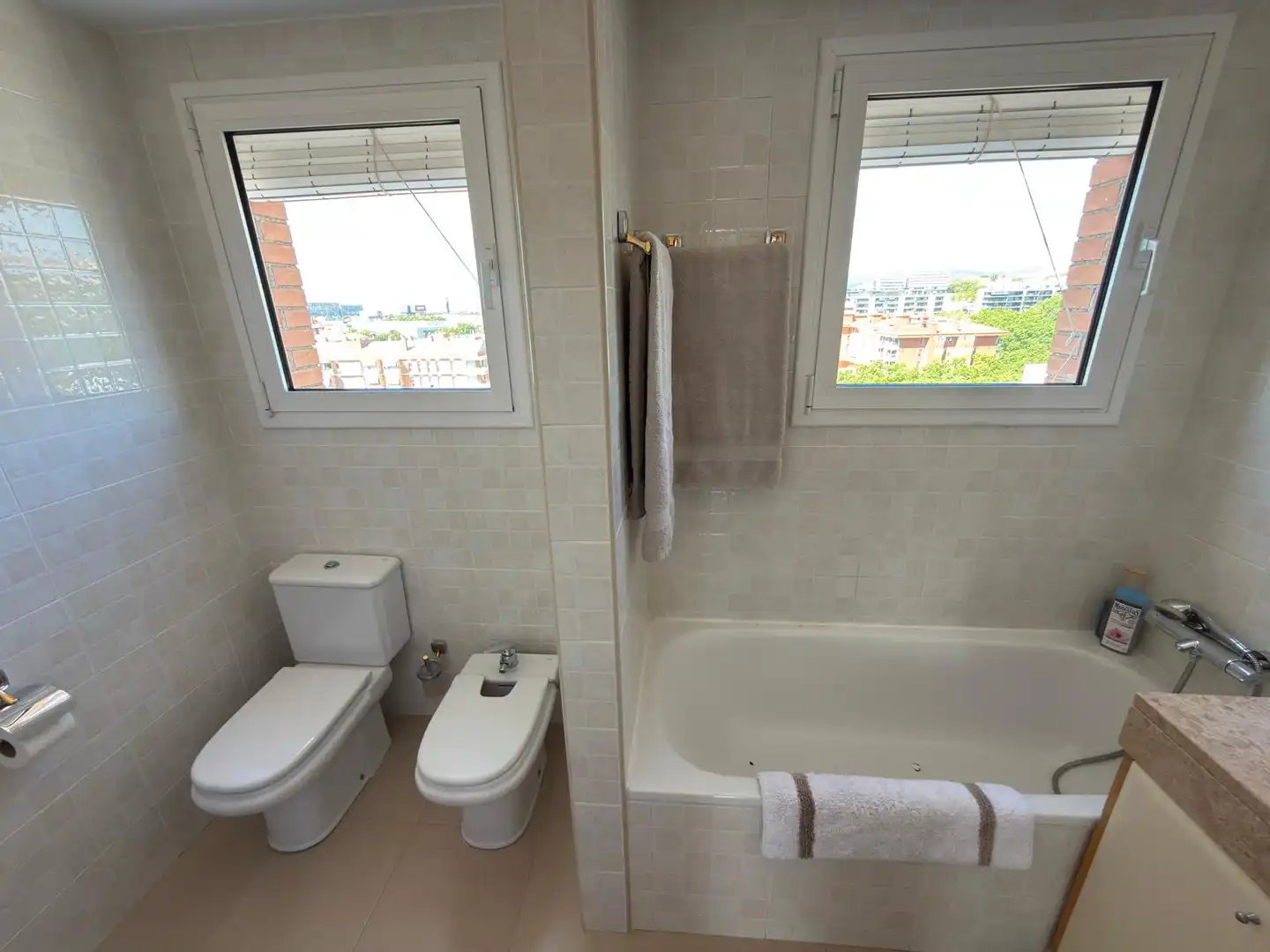 Baño de Ático en venta en Cornellà de Llobregat con Aire acondicionado, Calefacción y Parquet