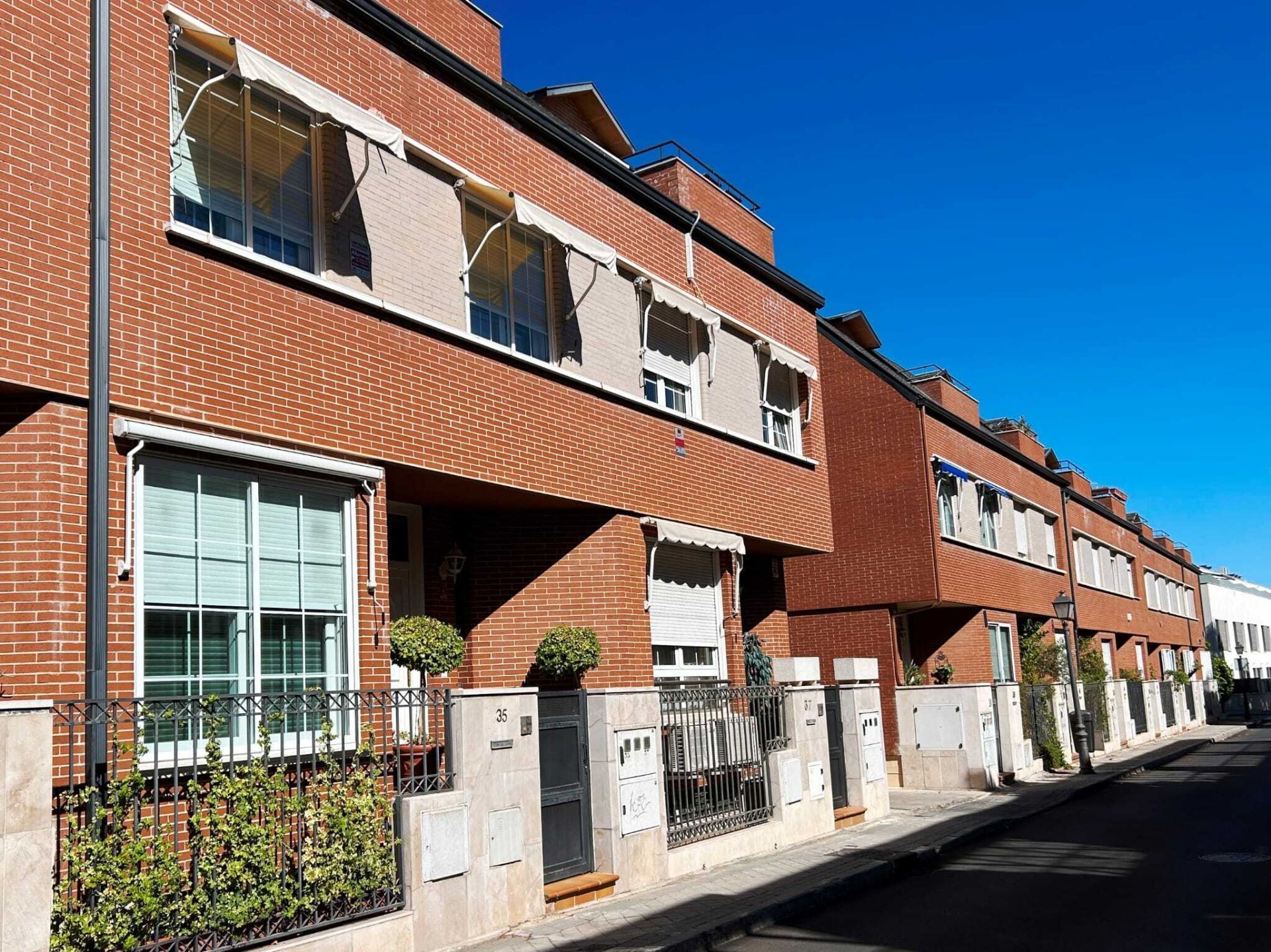 Vista exterior de Casa o xalet en venda en  Madrid Capital amb Aire condicionat, Jardí privat i Terrassa