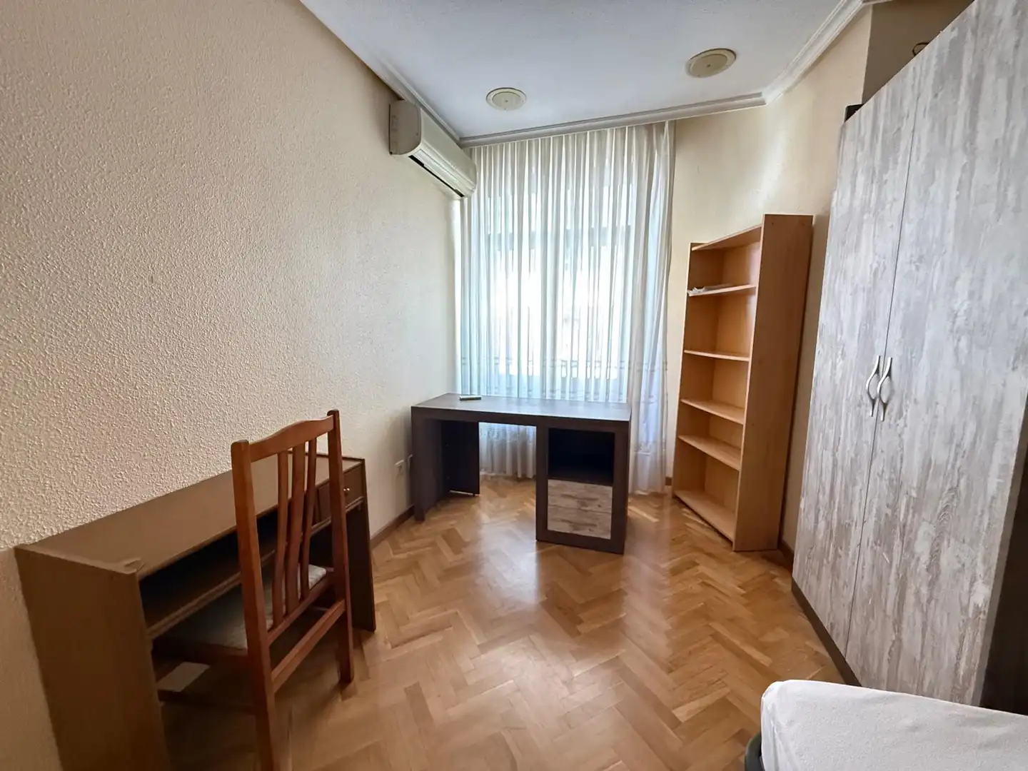 Bedroom of Flat for sale in Salamanca  with Heating, Parquet flooring and Furnished