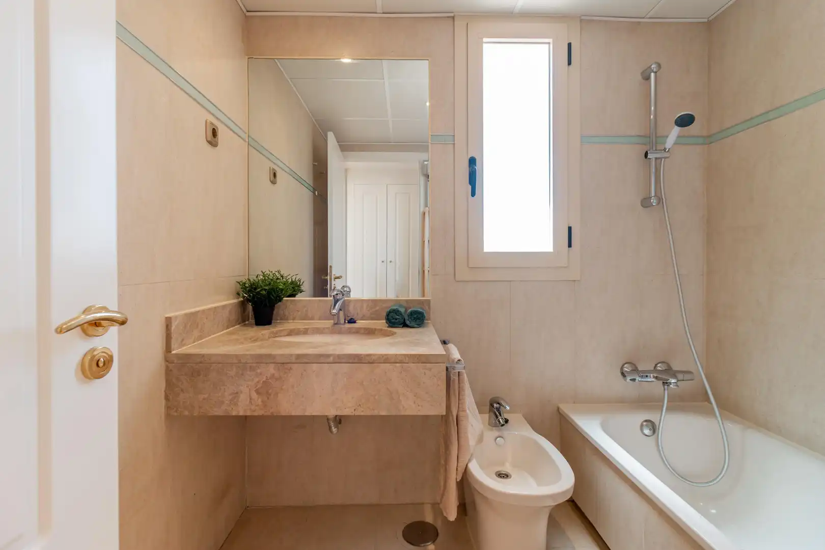 Baño de Ático de alquiler en Madrid con Jardín privado, Parquet y Trastero