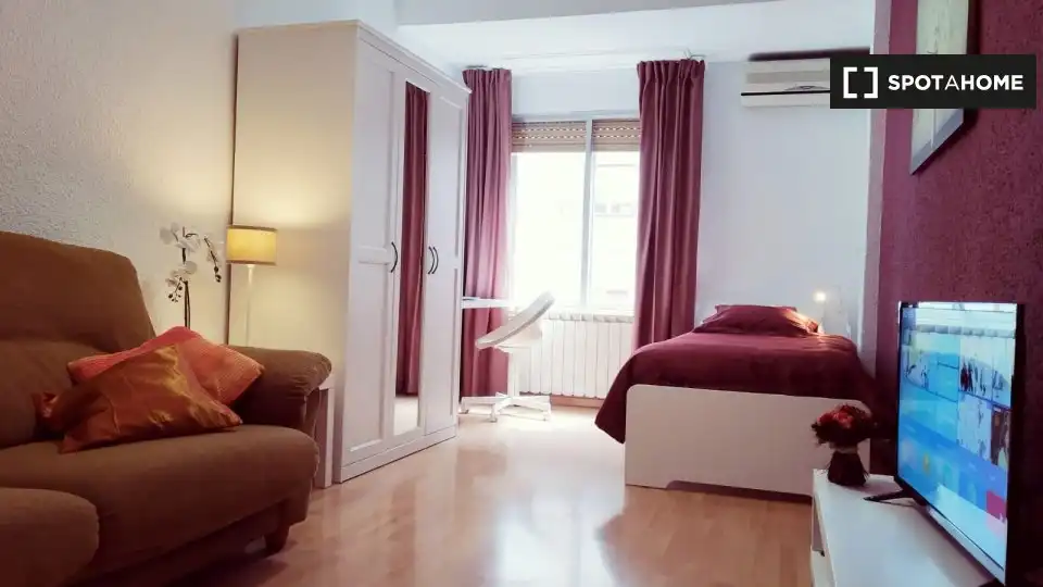 Bedroom of Flat for share in Zaragoza  with Air Conditioner, Heating and Furnished