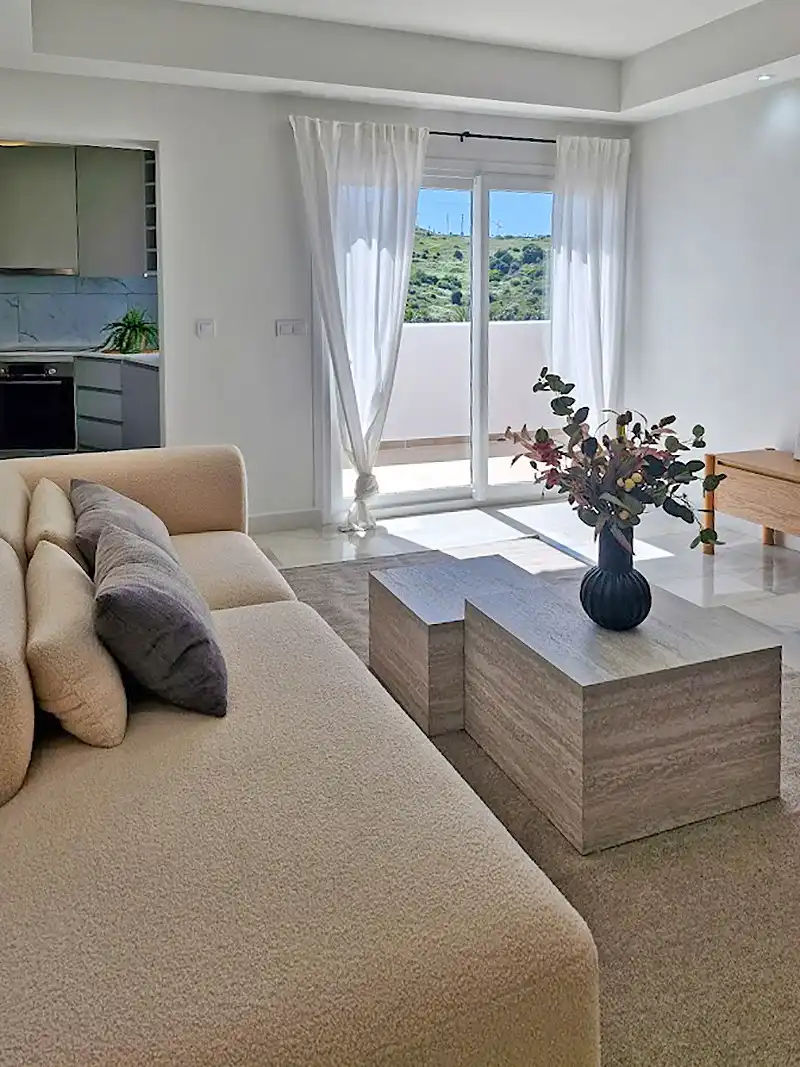 Sala d'estar de Apartament en venda en Estepona amb Terrassa, Piscina i Piscina comunitària