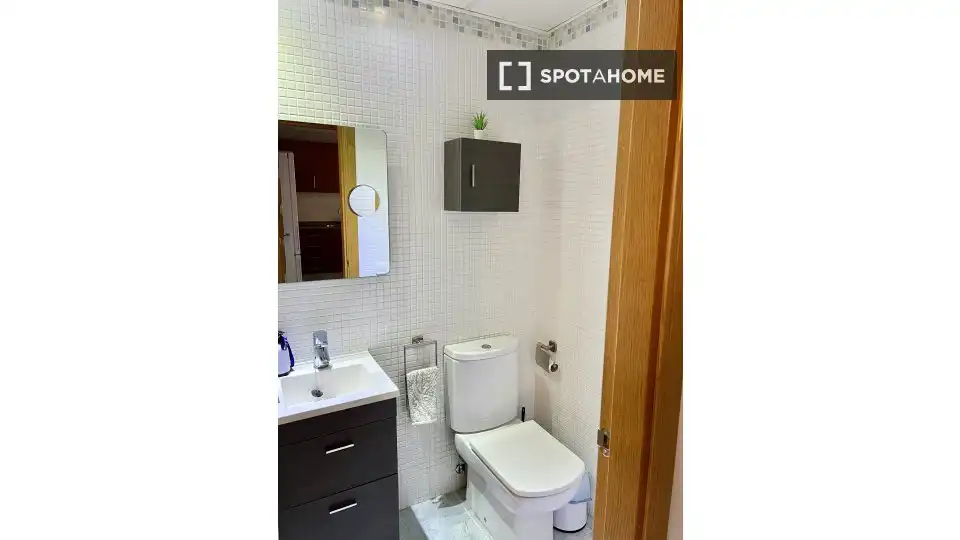 Baño de Piso de alquiler en Moncada con Aire acondicionado, Calefacción y Amueblado