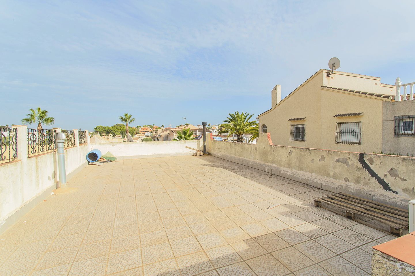 Vista exterior de Casa adosada en venda en Orihuela amb Calefacció, Traster i Piscina