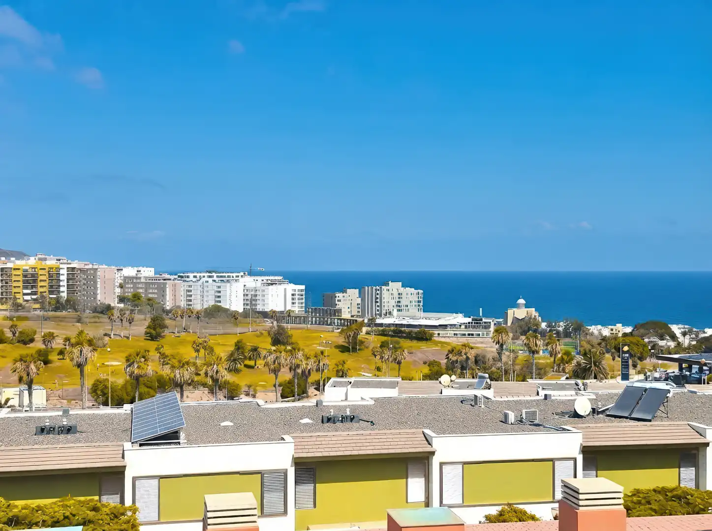 Vista exterior de Casa adosada en venda en Las Palmas de Gran Canaria amb Jardí privat, Terrassa i Traster