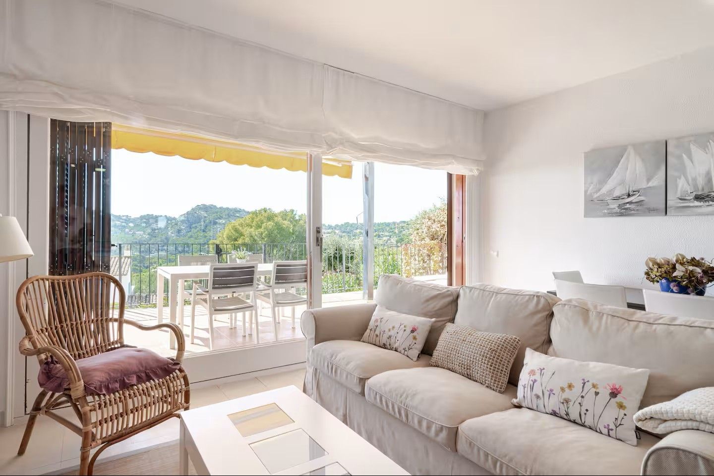 Sala d'estar de Pis de lloguer en Begur amb Aire condicionat, Moblat i TV