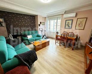 Living room of Flat for sale in Salamanca Capital  with Heating, Parquet flooring and Furnished