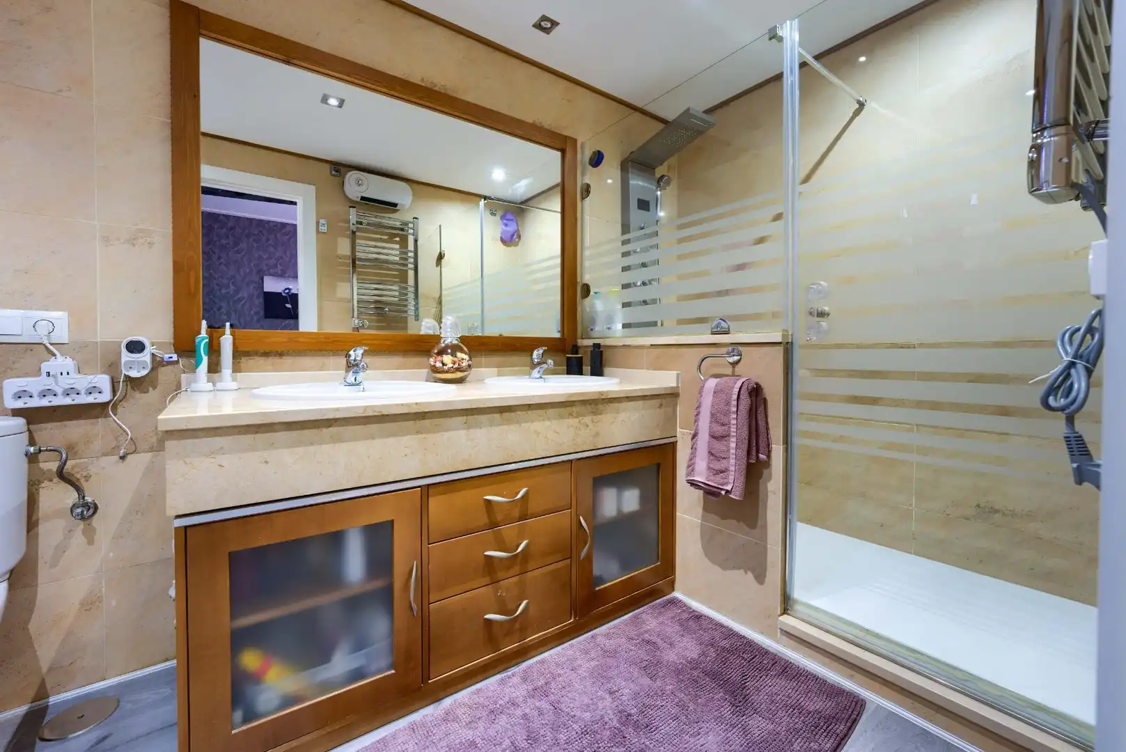 Badezimmer von Einfamilien-Reihenhaus zum Verkauf in Espartinas mit Klimaanlage, Heizung und Parkett
