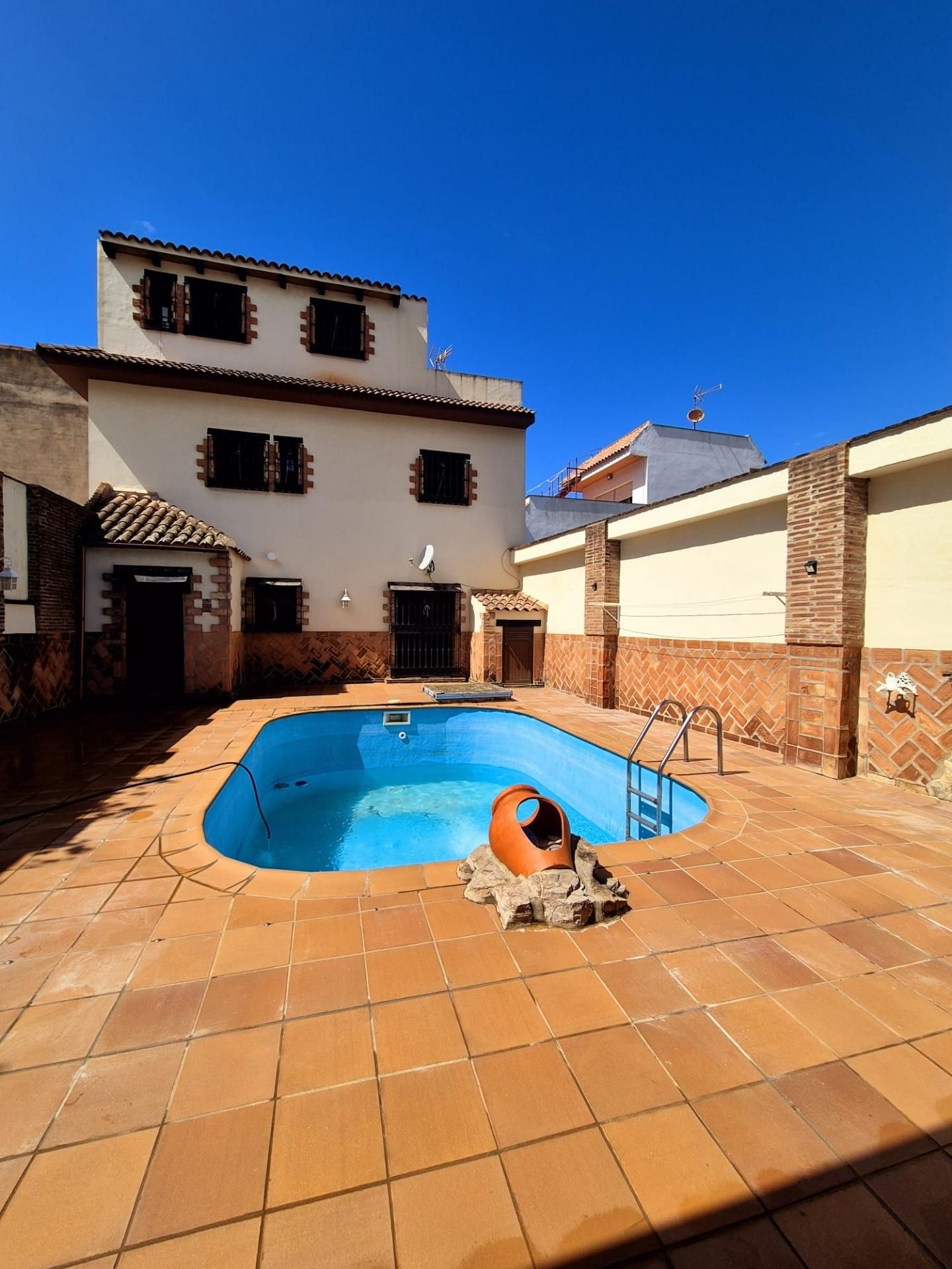 Piscina de Casa o xalet en venda en Algeciras amb Aire condicionat, Calefacció i Terrassa