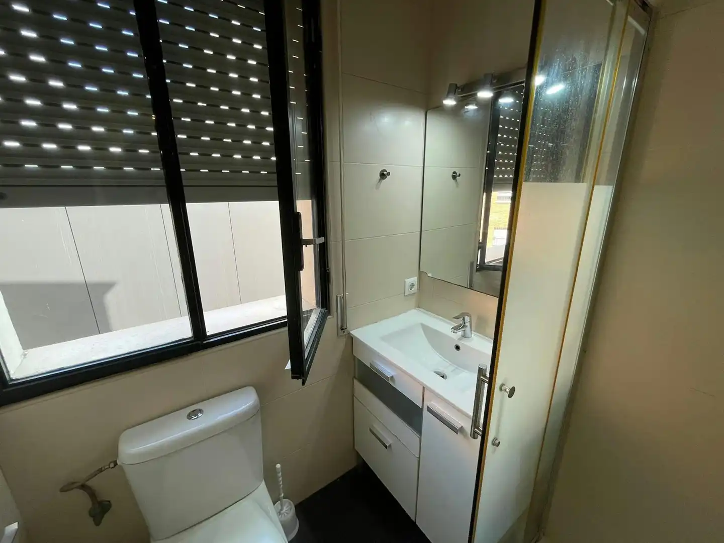 Baño de Piso para compartir en Sevilla con Amueblado y Lavadora