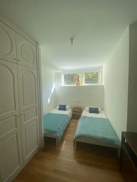 Dormitori de Casa adosada de lloguer en Santander amb Calefacció, Jardí privat i Parquet