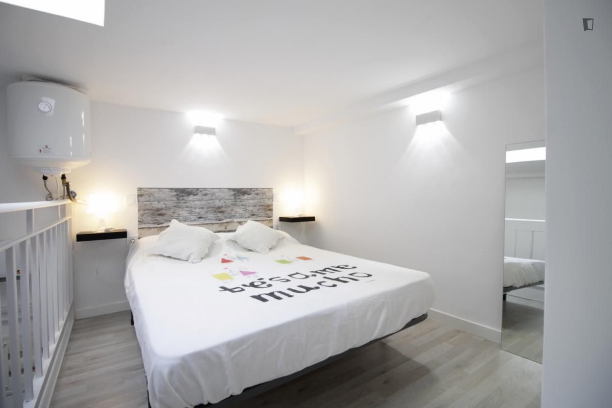 Study to rent in Zofio