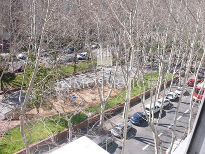 Vista exterior de Pis en venda en  Barcelona Capital amb Calefacció, Terrassa i Forn