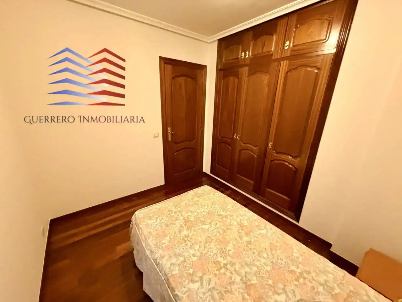 Habitación de Apartamento de alquiler en Ourense Capital  con Calefacción, Parquet y Trastero