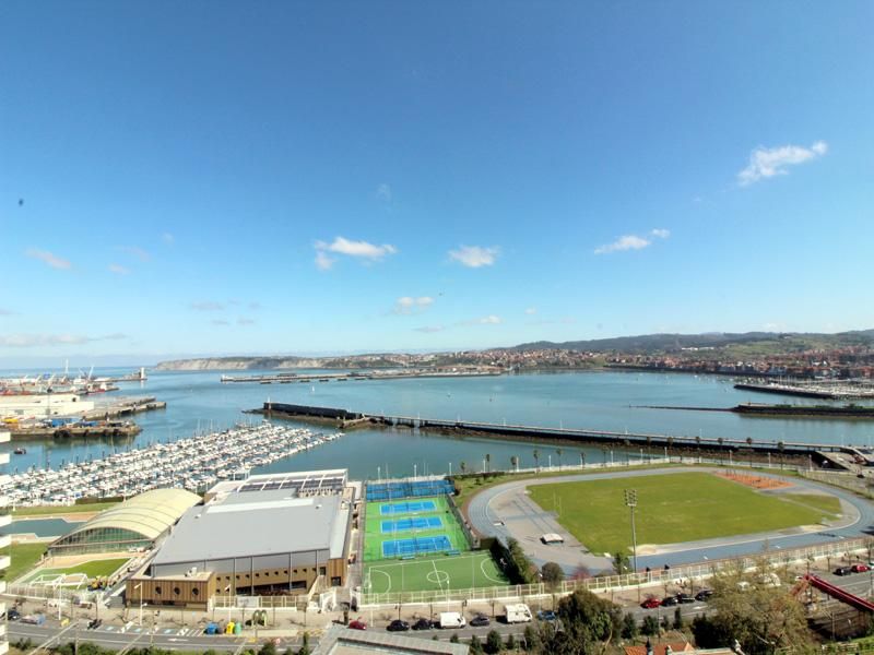 Vista exterior de Àtic en venda en Santurtzi  amb Calefacció i Terrassa
