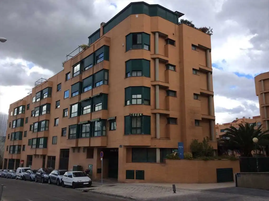 Vista exterior de Pis en venda en Madrid amb Balcó