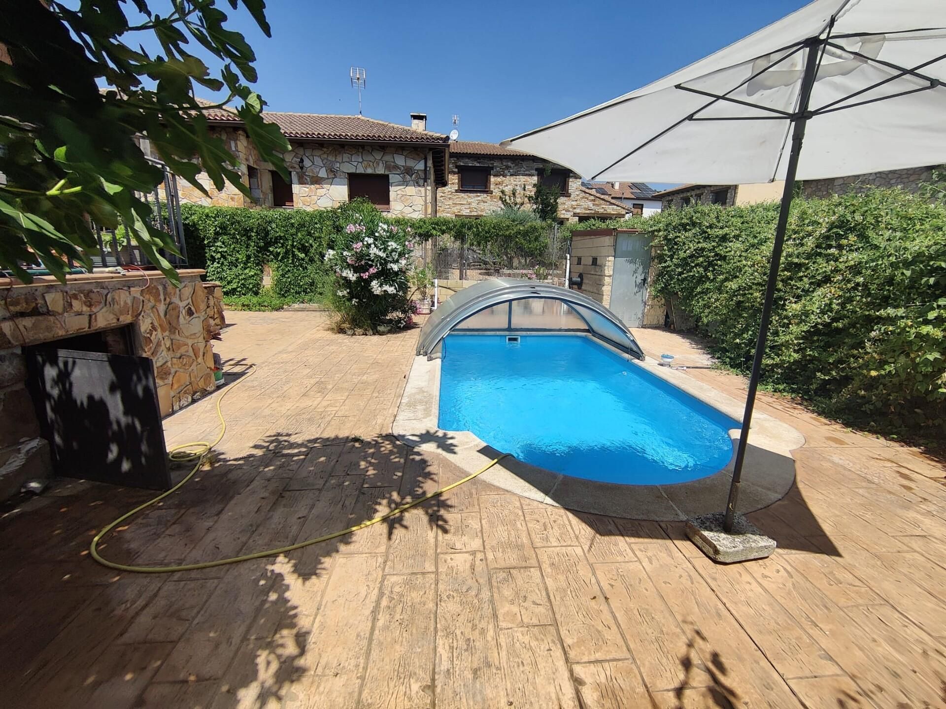 Piscina de Casa o xalet en venda en Redueña amb Calefacció, Jardí privat i Terrassa