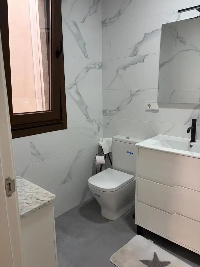 Badezimmer von Wohnungen zur Miete in Cangas  mit Möbliert, Ofen und Waschmaschine