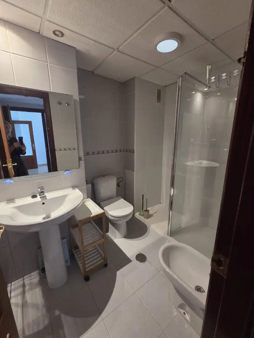 Badezimmer von Wohnung zur Miete in Badajoz mit Klimaanlage, Heizung und Abstellraum