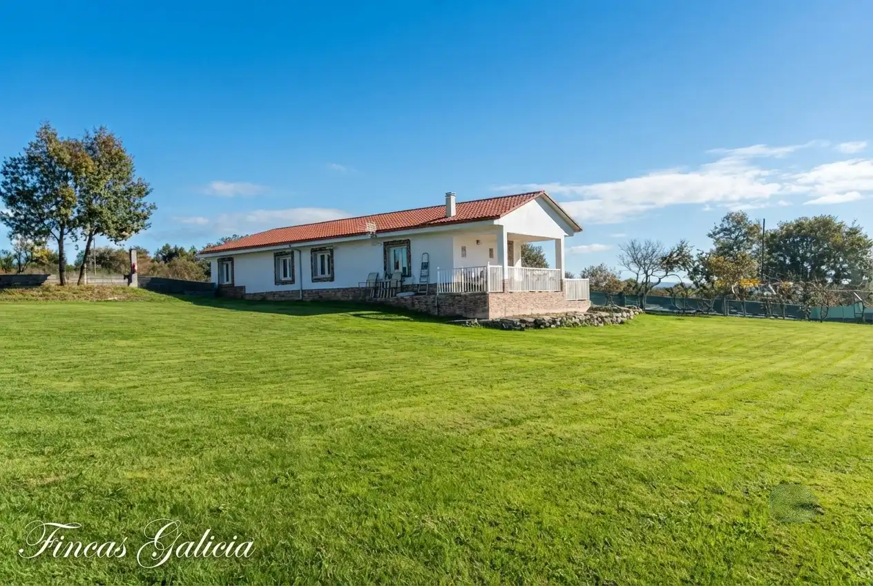 Vista exterior de Casa o xalet en venda en Monterrei amb Aire condicionat, Calefacció i Jardí privat