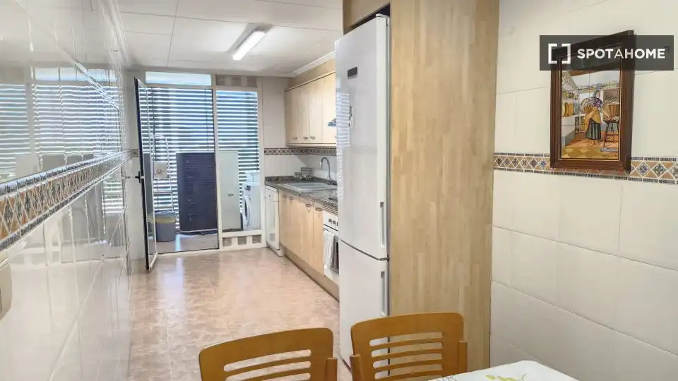 Cuina de Pis de lloguer en Valencia amb Aire condicionat, Calefacció i Moblat